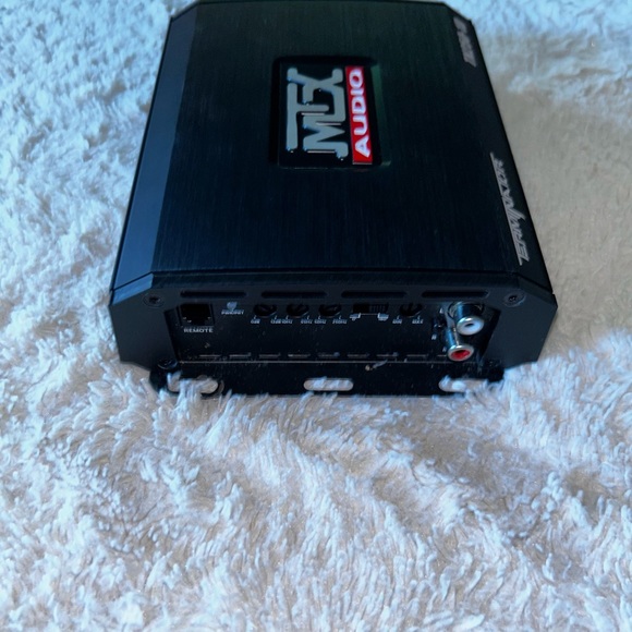 Class-D monoblock amplifier delivers a solid 250 watts. Very good condition - Picture 5 of 7